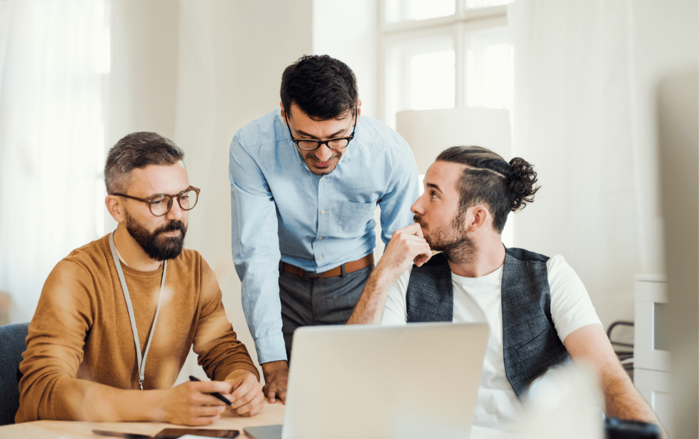 group-of-young-businesspeople-with-laptop-working-8SHTZUN
